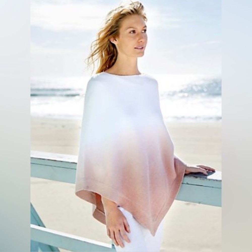 NWOT Barefoot Dreams Cozy
Chic Ultra
Lite Ocean Breeze Poncho
Rose Ombre
